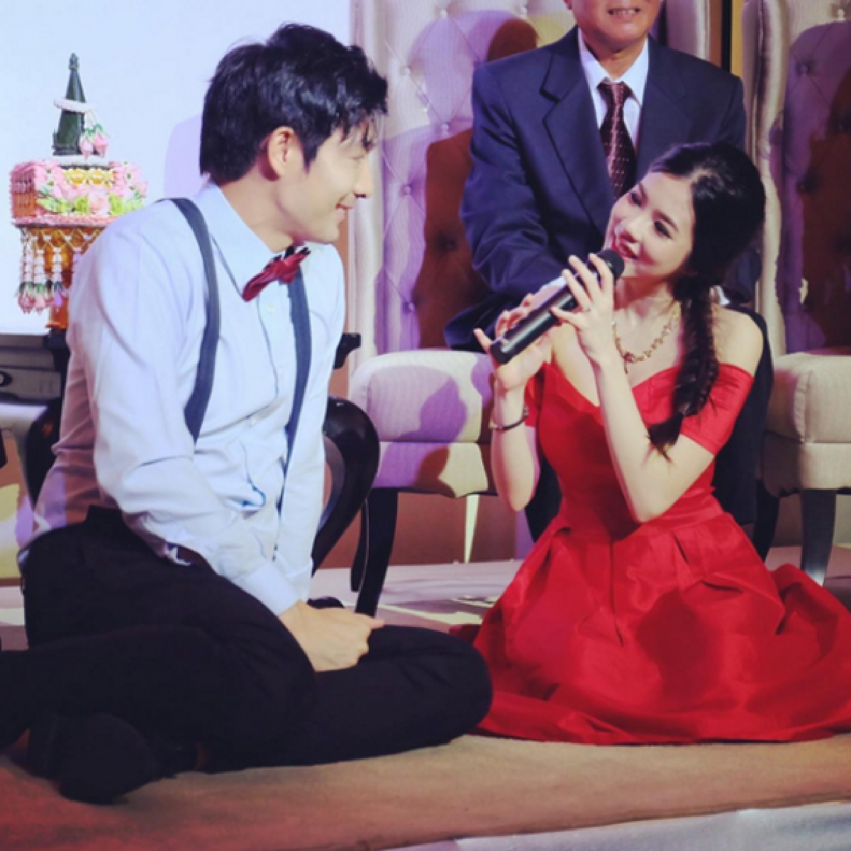รักหวานฉ่ำ! โอ๊ต ควง จีน่า แฟนสาววัย 23 เข้าพิธีหมั้นแล้ว