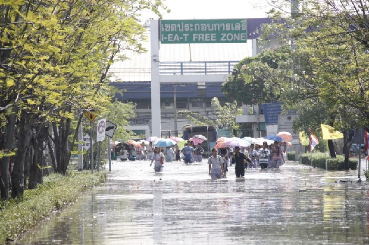 ฝนหลงฤดูถล่มสมุทรปราการทำรถติดหนัก