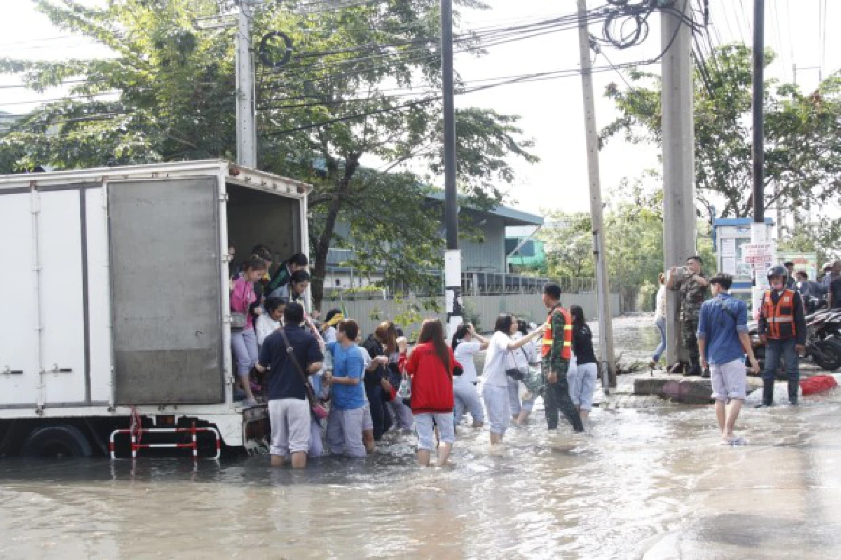 ฝนหลงฤดูถล่มสมุทรปราการทำรถติดหนัก