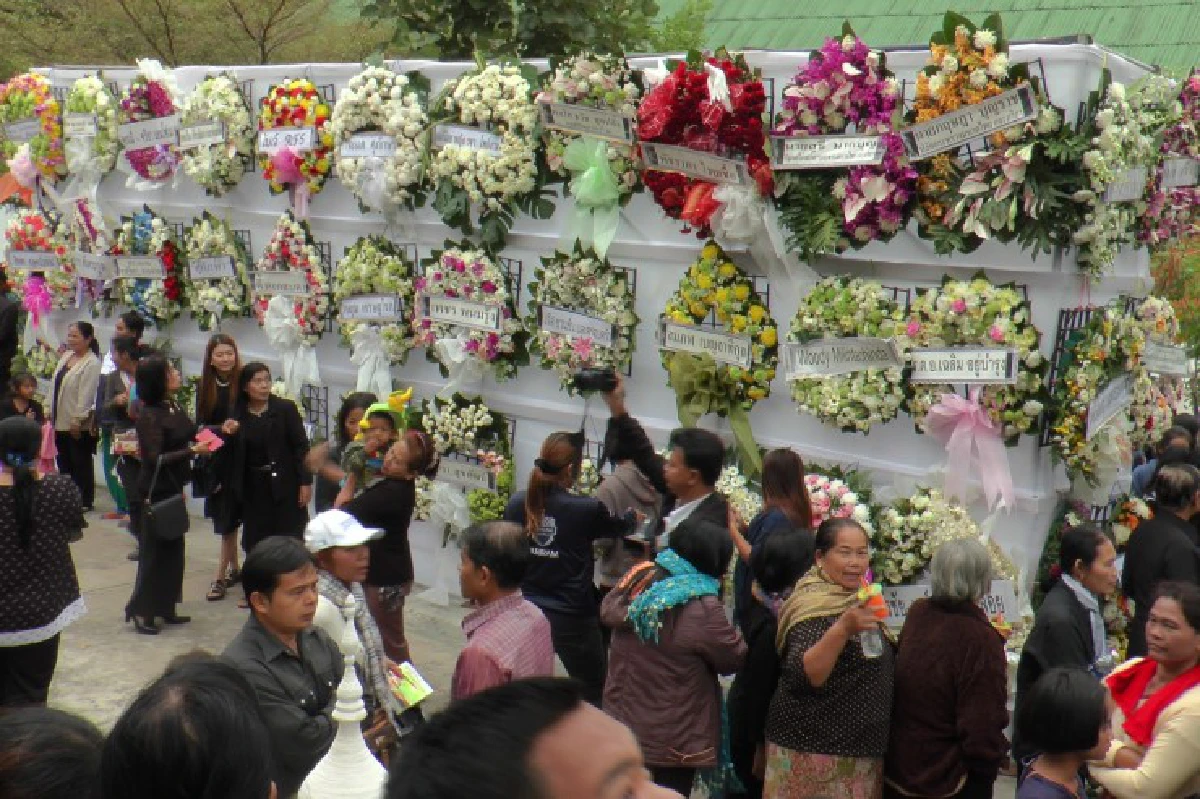 ประชาชนหลั่งไหลร่วมงานพระราชทานเพลิง "ปอ ทฤษฎี"