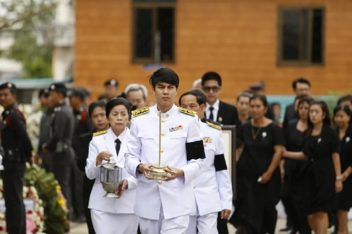 เคลื่อนศพ "ปอ" ขึ้นเมรุ ดารา-ประชาชนร่วมอาลัย
