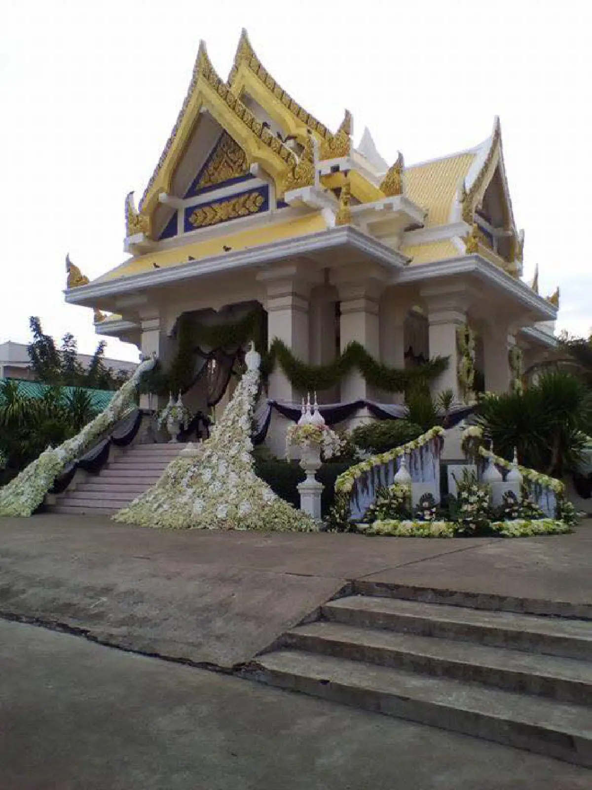 ประชาชนหลั่งไหลร่วมงานพระราชทานเพลิง "ปอ ทฤษฎี"