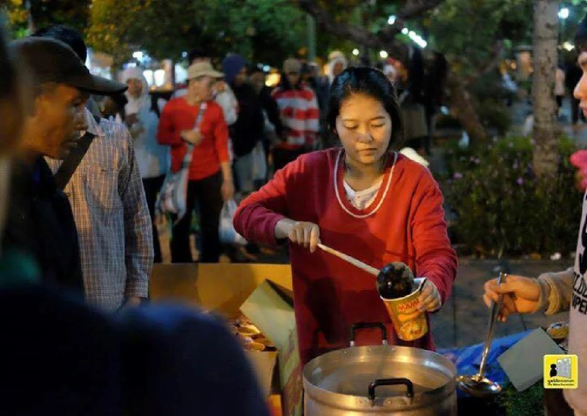 หนาวนี้...ขอความอบอุ่นให้ "คนไร้บ้าน-หมาจรจัด"