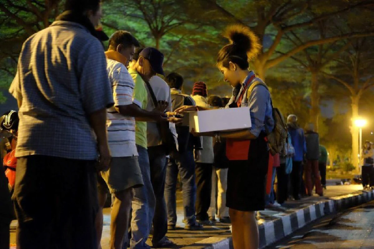 หนาวนี้...ขอความอบอุ่นให้ "คนไร้บ้าน-หมาจรจัด"