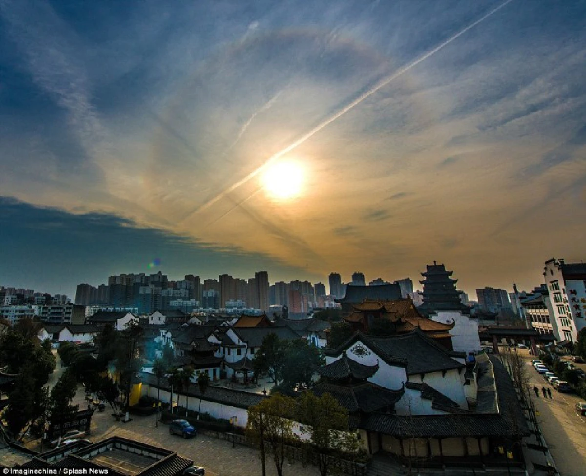 งดงาม!สื่อจีนเผยภาพถ่ายอาทิตย์ทรงกลดหลังองค์เจ้าแม่กวนอิม คนแห่ไหว้