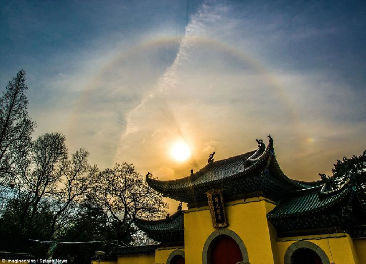งดงาม!สื่อจีนเผยภาพถ่ายอาทิตย์ทรงกลดหลังองค์เจ้าแม่กวนอิม คนแห่ไหว้