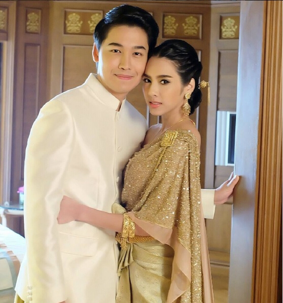 เลอค่า! เบเบ้ ธันย์ชนก สวยสง่าในชุดแต่งงานแบบไทย