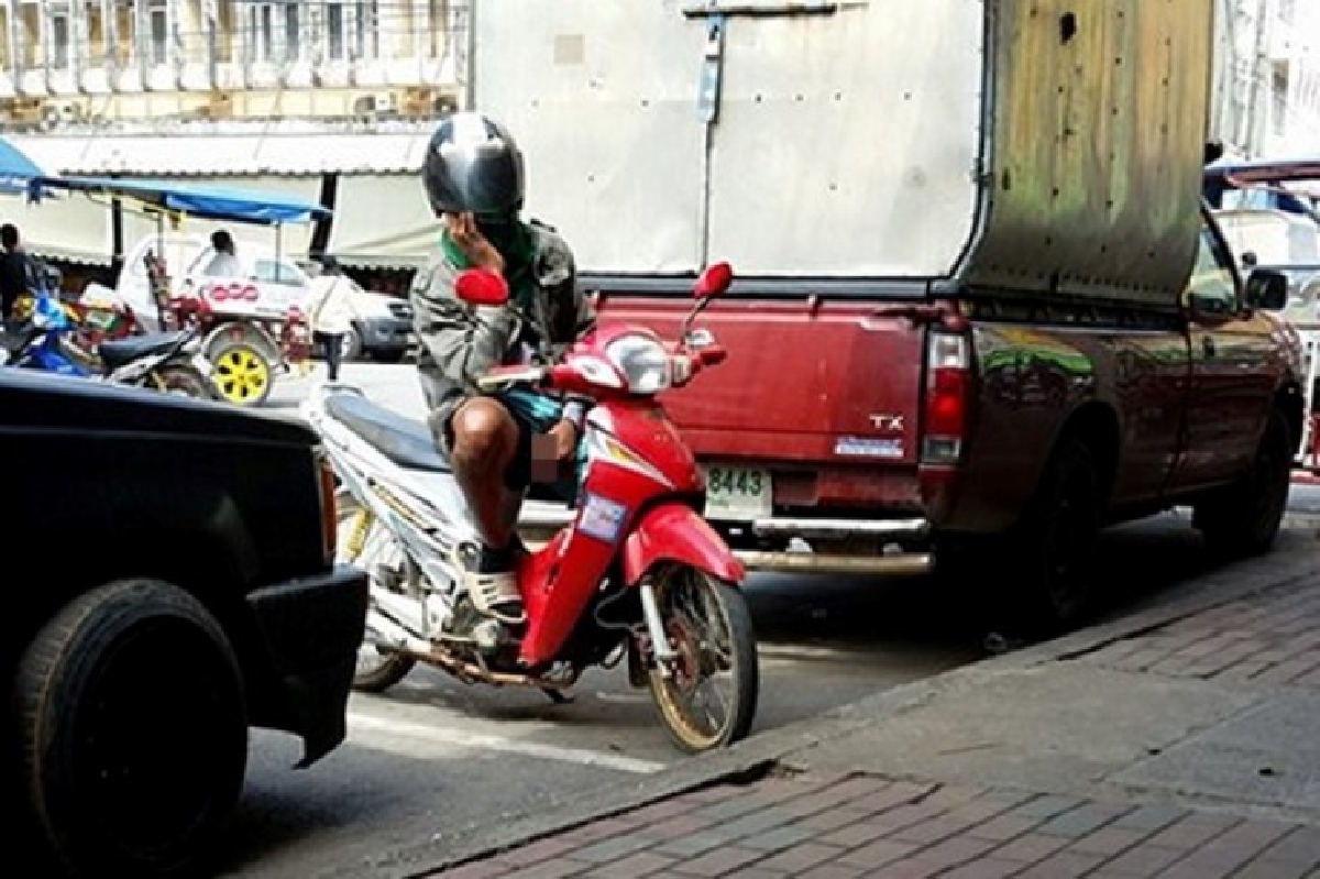 หนุ่มโรคจิตโชว์ช่วยตัวเองต่อหน้าสาวกลางตลาดสด หนุ่มโรคจิตโชว์ช่วยตัวเองต่อหน้าสาวกลางตลาดสด