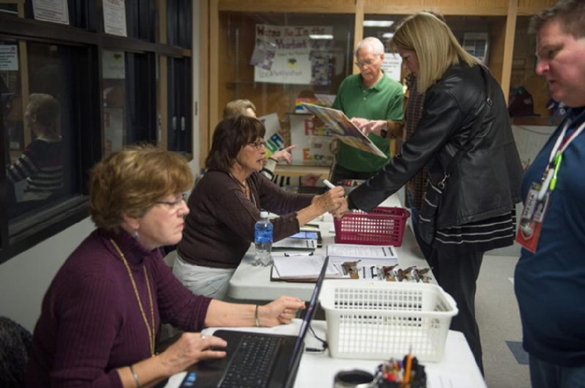 Voting in Iowa: Cruz wins, Trump falters, Clinton, Sanders almost even