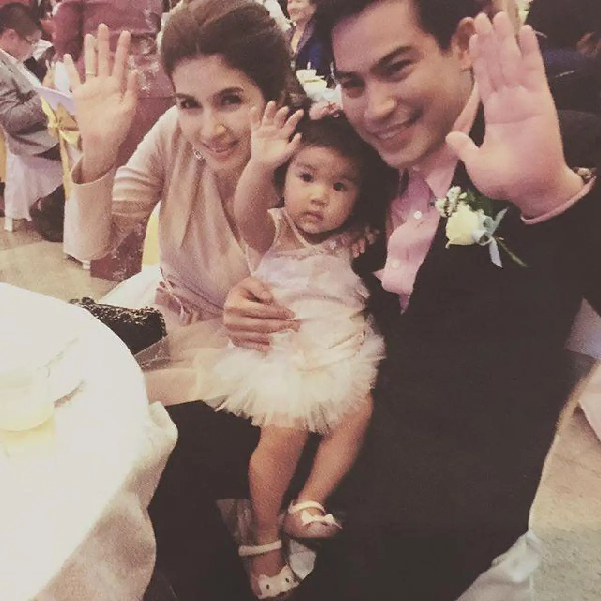 แทนความคิดถึง! โบว์ แวนด้า โพสต์ภาพพ่อแม่ลูกออกงานพร้อมหน้า
