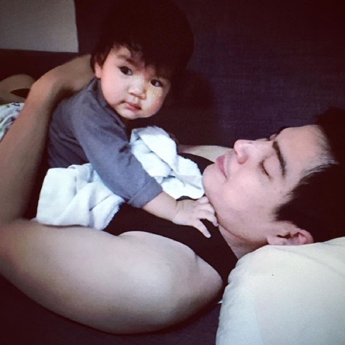 แทนความคิดถึง! โบว์ แวนด้า โพสต์ภาพพ่อแม่ลูกออกงานพร้อมหน้า