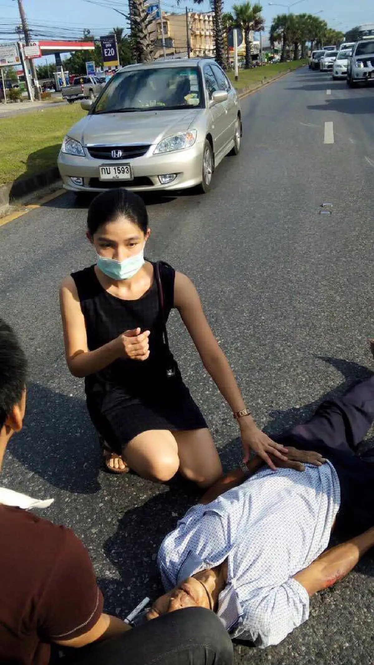 ชื่นชมคุณหมอช่วยคนเจ็บกลางถนนขณะขับรถผ่านมาพบอุบัติเหตุ