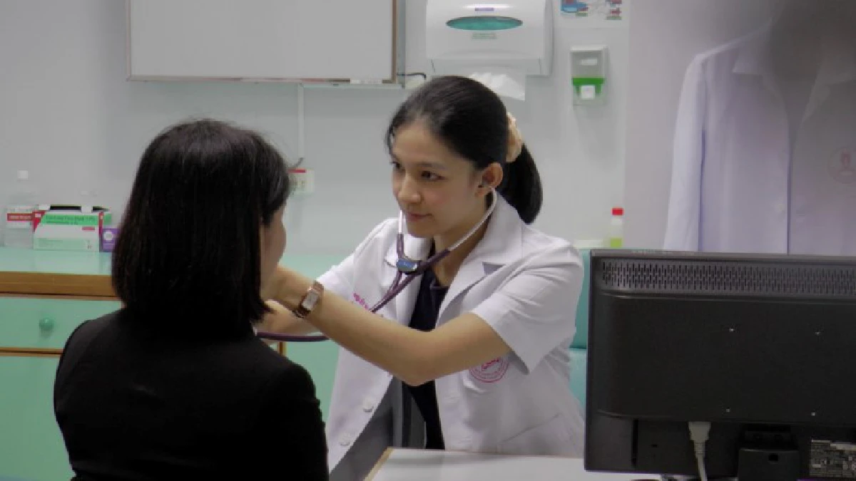 เผยโฉม "หมอทราย" จอดรถช่วยคนเจ็บกลางถนน