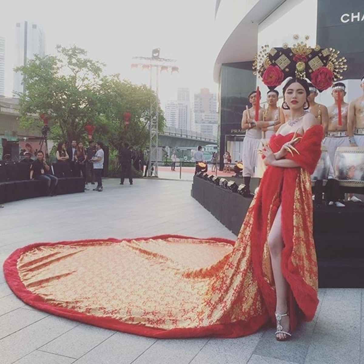 สวยดั่งนางพญา! ใหม่ ดาวิกา ในลุคฮองเฮาต้อนรับตรุษจีน