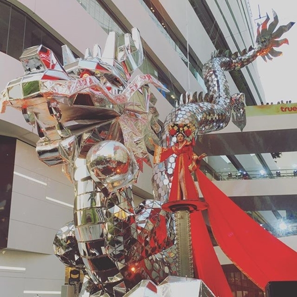 สวยดั่งนางพญา! ใหม่ ดาวิกา ในลุคฮองเฮาต้อนรับตรุษจีน