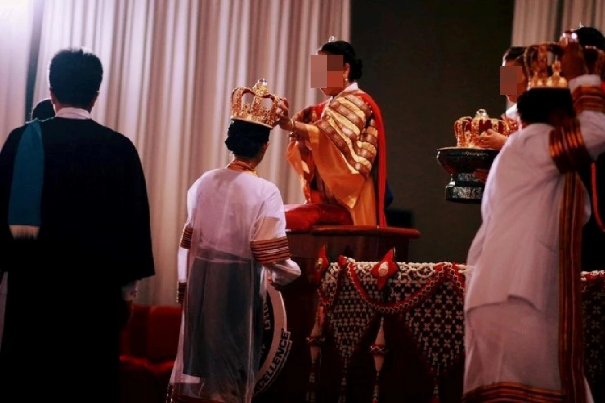 แชร์สนั่น!ม.ดังสวมมงกุฎให้บัณฑิตในงานรับปริญญา