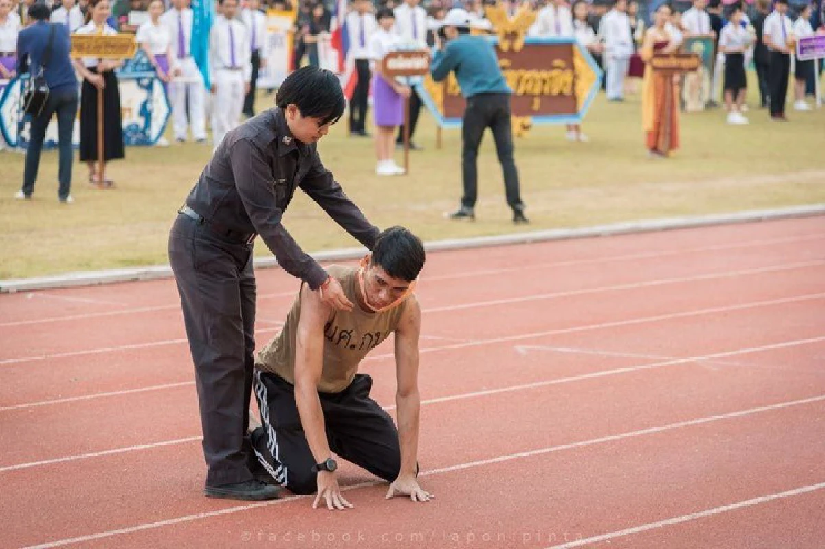 นศ.นิติม.เชียงใหม่เดินขบวนพาเหรดล้อการเมือง