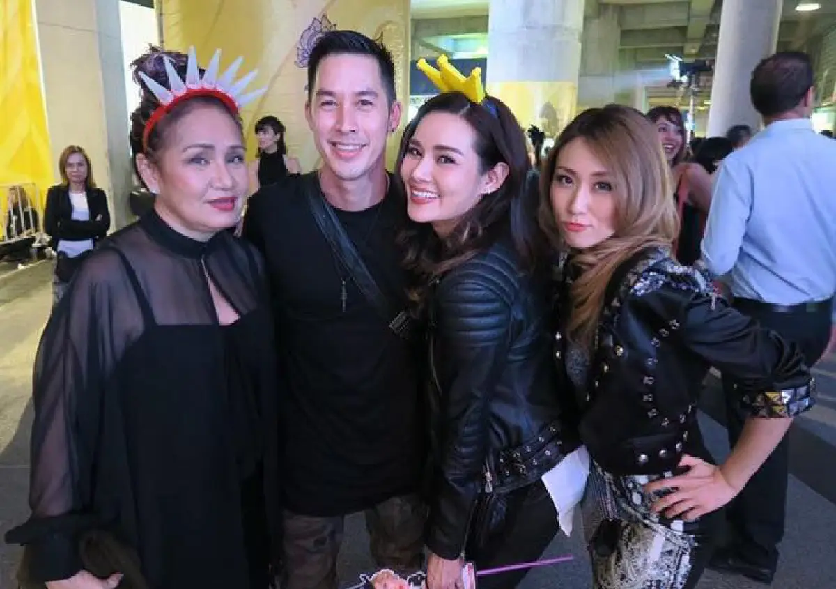 แม่ก็คือแม่! เหล่าดาราร้องเต้นจัดเต็มในคอนเสิร์ต มาดอนน่า