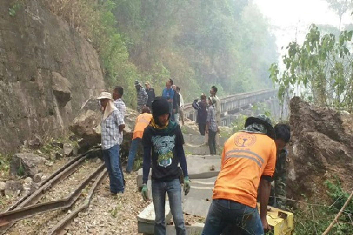 หินขนาดใหญ่หล่นทับทางรถไฟถ้ำกระแซ จ.กาญจนบุรี