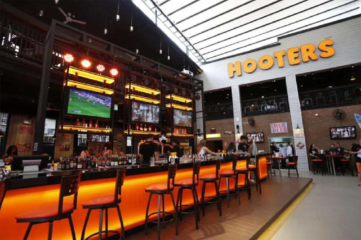 นั่งกินดื่มชิลๆ พร้อมทั้งเชียร์กีฬาไปด้วยที่  ‘ฮูเตอร์ส’