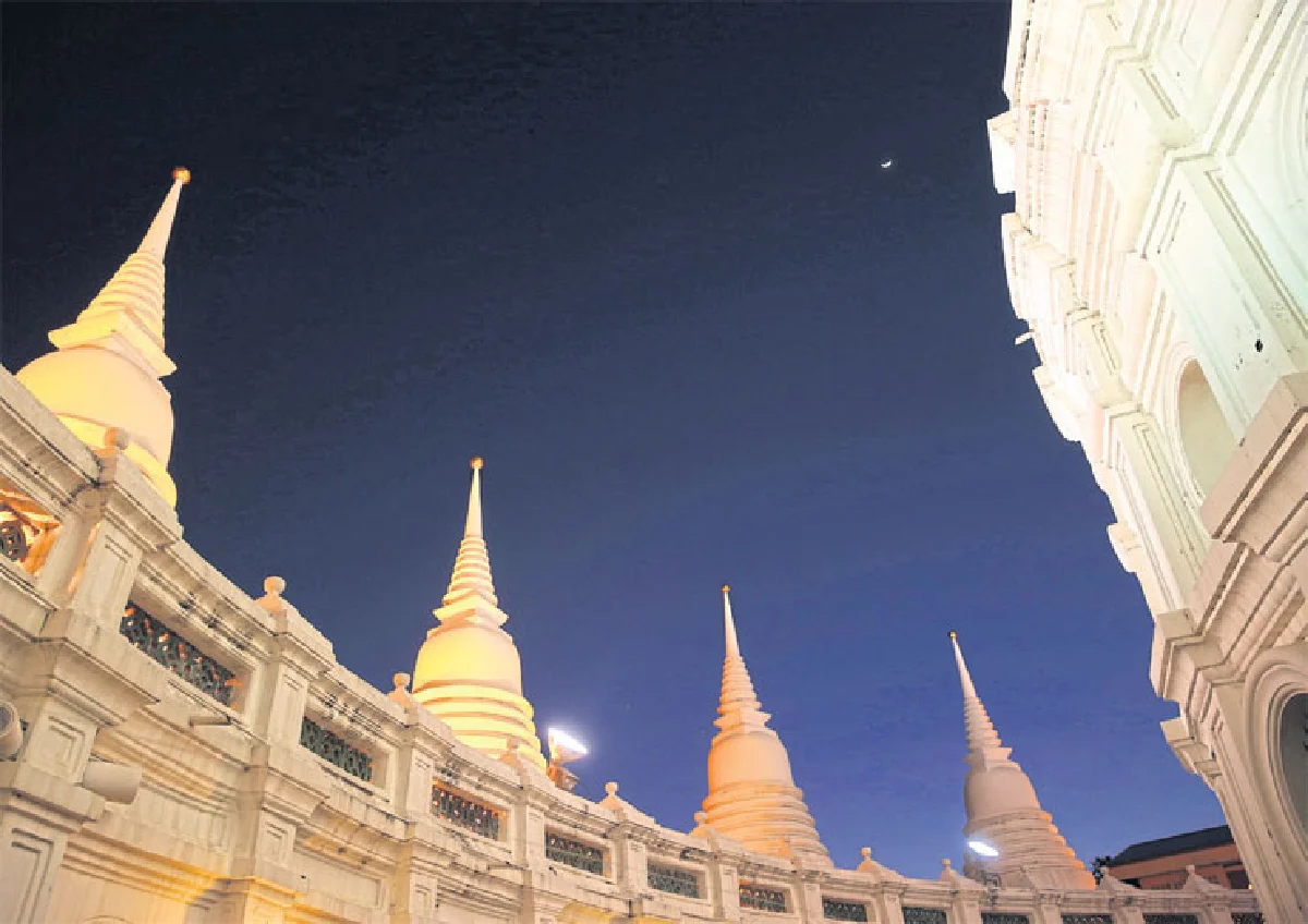 แสงสว่าง ที่กลางใจ