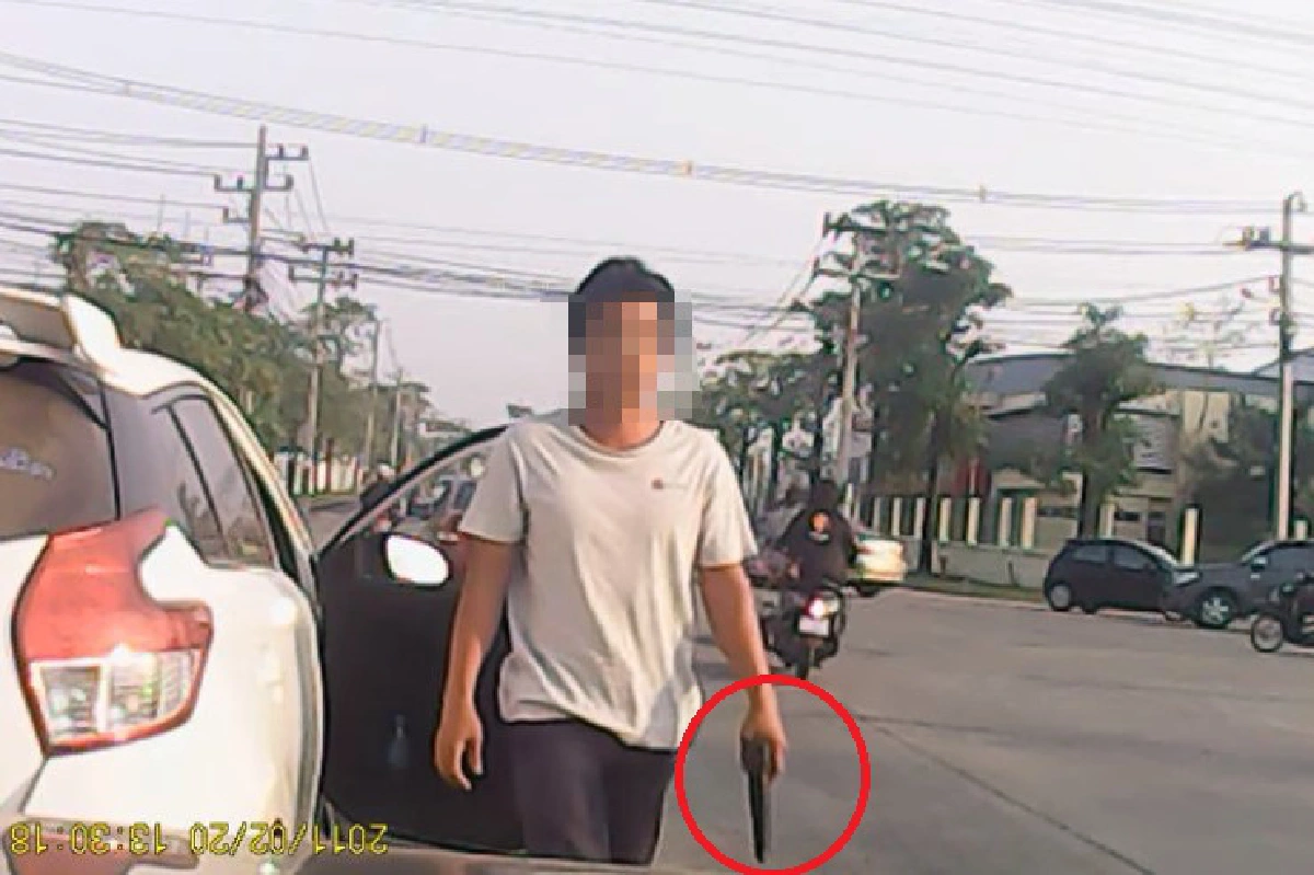 ภาพชัด! หนุ่มกร่างขับรถเบียดก่อนชักปืนขู่