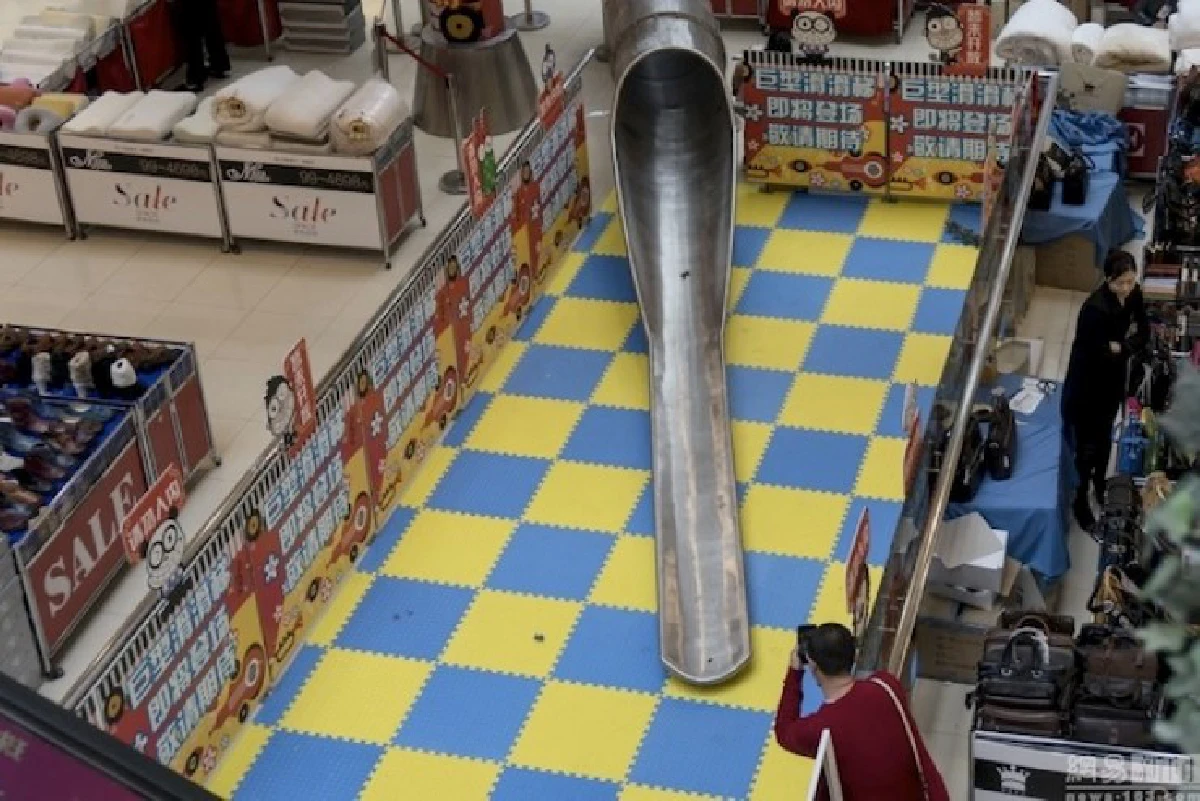 กล้าลองไหม?ห้างจีนเปิดใช้สไลเดอร์สูง5ชั้น คนหวั่นอันตราย