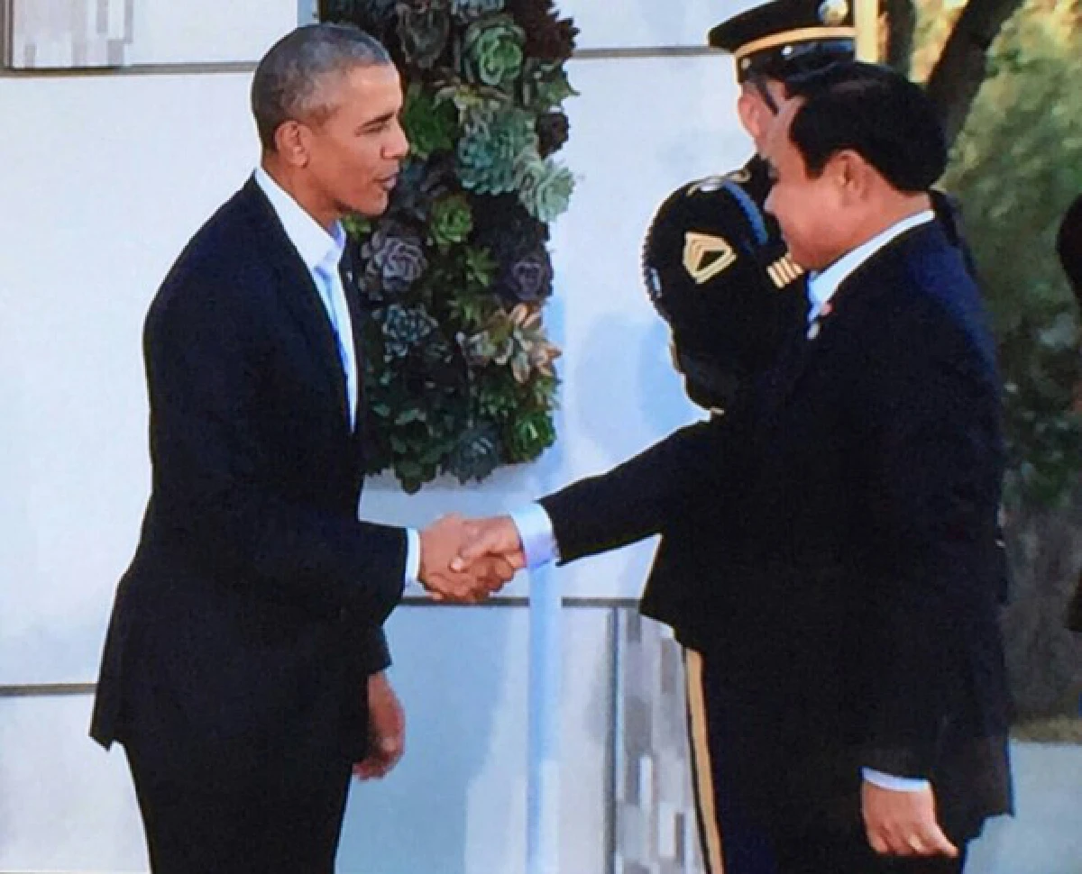 ชื่นมื่น! บิ๊กตู่จับมือถ่ายนภาพคู่โอบามา