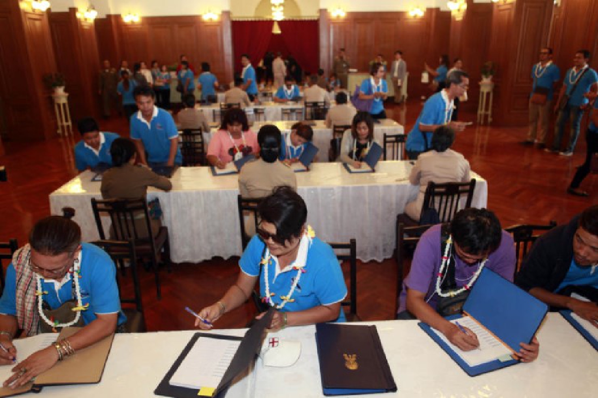 ประชาชนหลั่งไหลลงนามถวายพระพรในหลวง ประชาชนหลั่งไหลลงนามถวายพระพรในหลวง