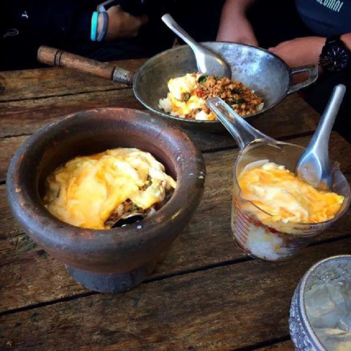 ลูกค้าตรึม! ร้านหลังม.ขอนแก่นเสิร์ฟอาหารด้วยภาชนะสุดแปลก