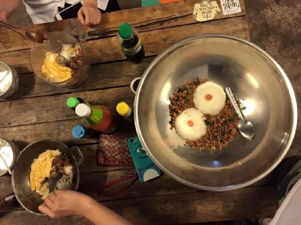 ลูกค้าตรึม! ร้านหลังม.ขอนแก่นเสิร์ฟอาหารด้วยภาชนะสุดแปลก