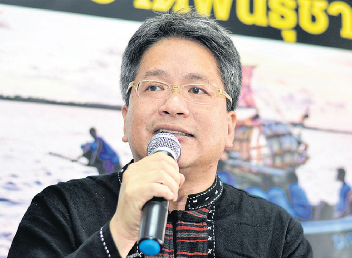 เดชรัต สุขกำเนิด 'ผมไม่เลือกข้าง ไม่ได้ต้านทุน' เดชรัต สุขกำเนิด 'ผมไม่เลือกข้าง ไม่ได้ต้านทุน'
