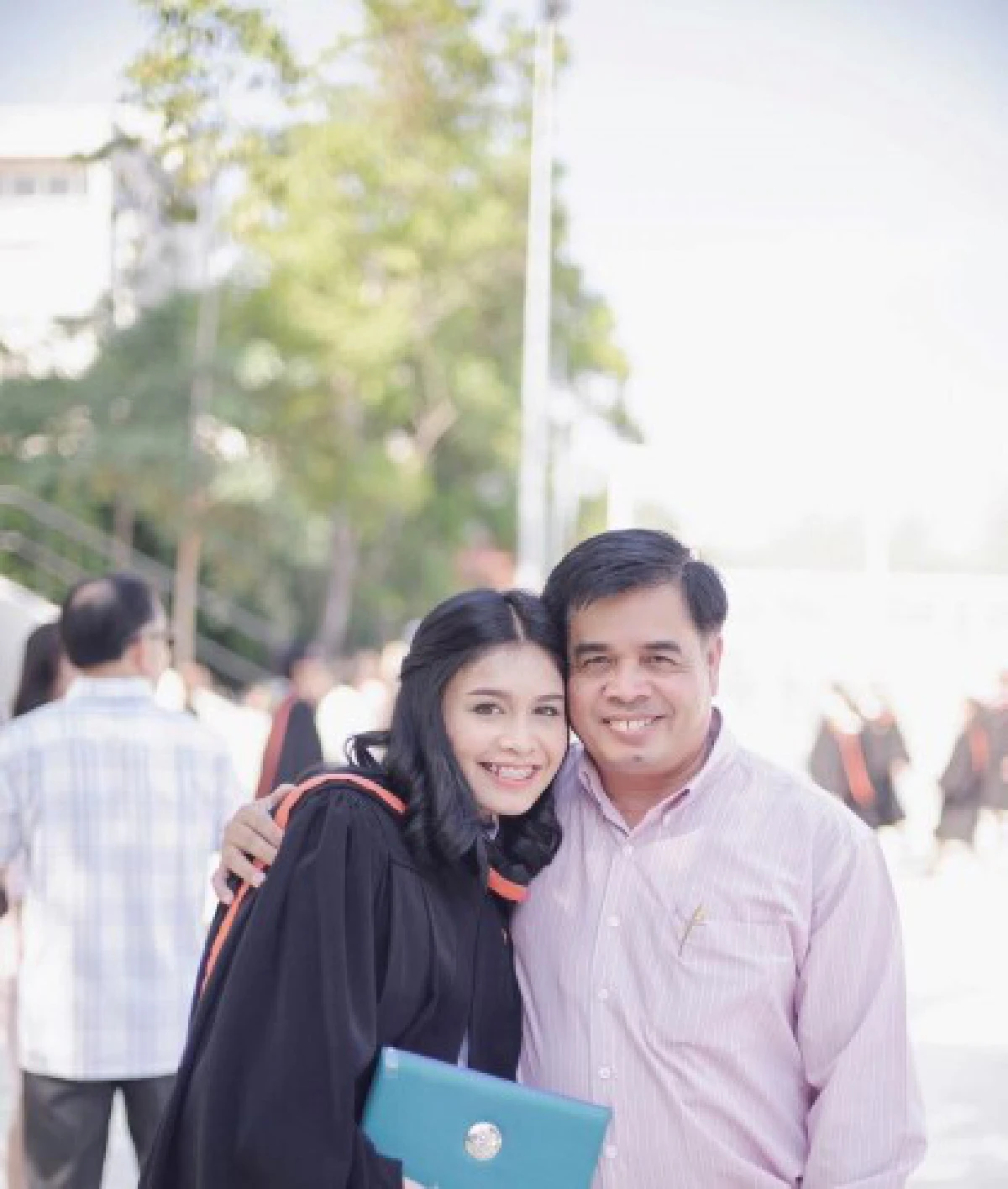 "ภูมิใจในตัวพ่อสุดหล่อ" ลูกสาว "พ.ต.ท.จันทร์" โพสต์สุดซึ้ง