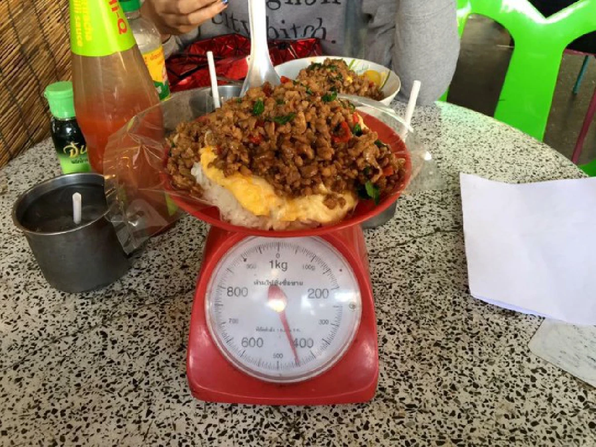 ลูกค้าตรึม! ร้านหลังม.ขอนแก่นเสิร์ฟอาหารด้วยภาชนะสุดแปลก
