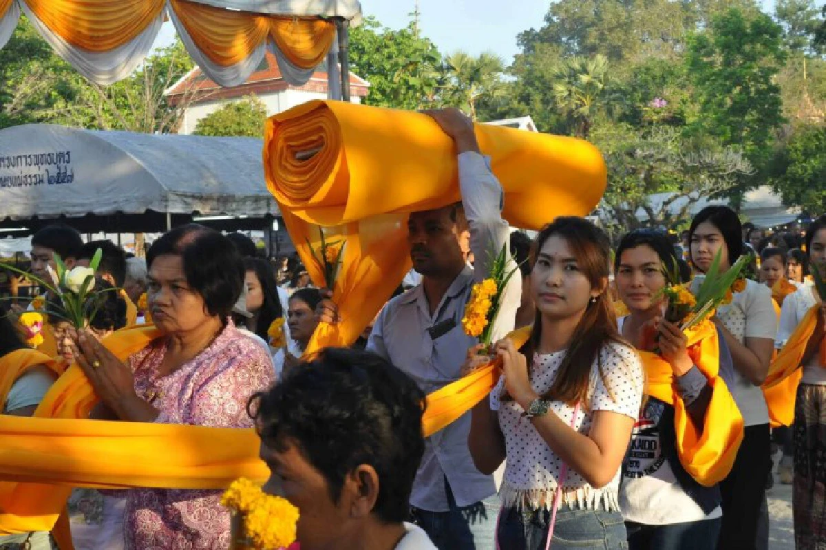 ชาวพุทธร่วมแห่ผ้าขึ้นธาตุที่นครฯเนืองแน่น