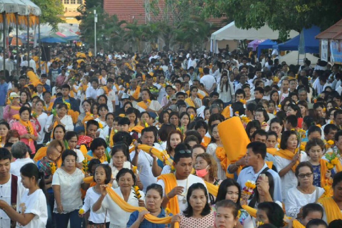 ชาวพุทธร่วมแห่ผ้าขึ้นธาตุที่นครฯเนืองแน่น