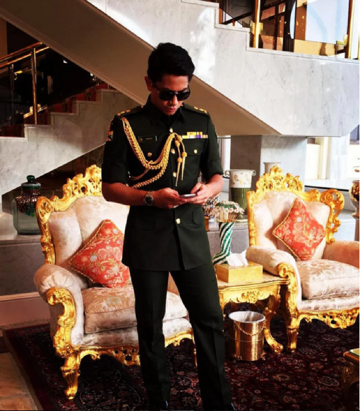 สาวไทยปลื้ม! เจ้าชายรูปงามแห่งบรูไน ทรงโปรดเสวย "ลาบ"