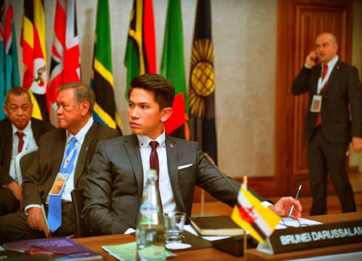 สาวไทยปลื้ม! เจ้าชายรูปงามแห่งบรูไน ทรงโปรดเสวย "ลาบ"