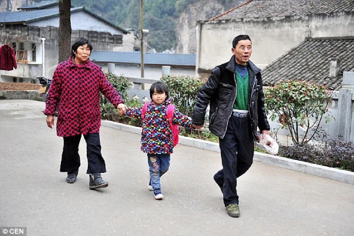 ชื่นชม!เด็กจีน7ขวบทำหน้าที่ดูแลปู่ย่าคนเดียว หลังพ่อเสีย-แม่หนีหาย