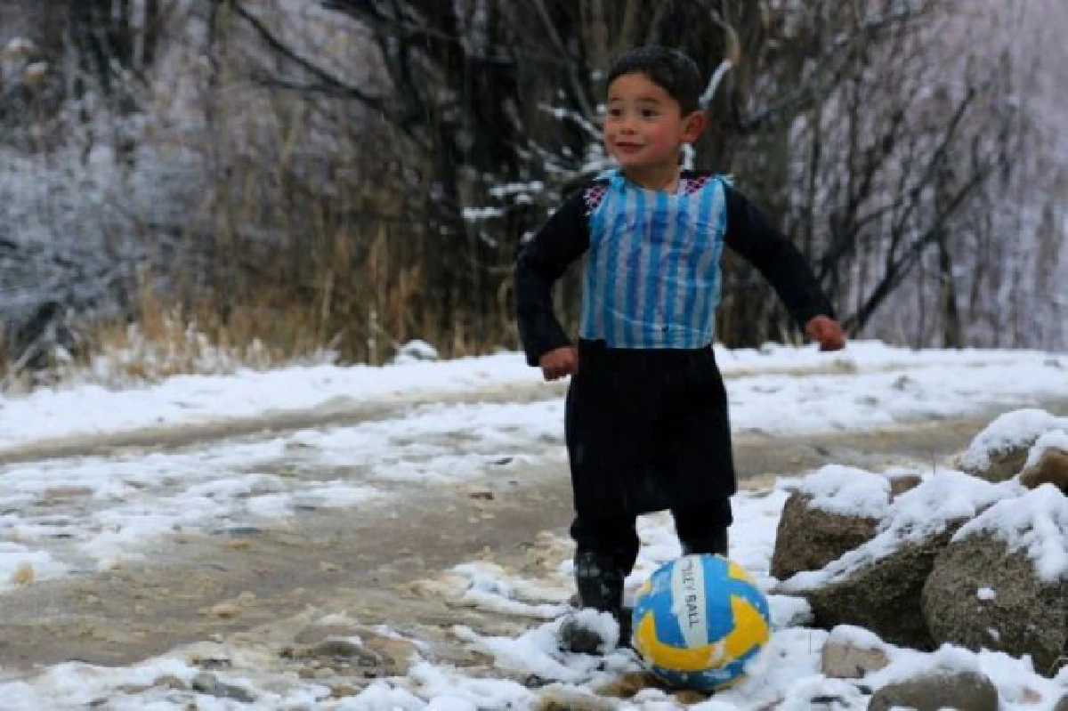 สมใจ!แฟนบอล'เมสซี'ตัวจิ๋วได้เสื้อจริงพร้อมลายเซ็น หลังเคยได้ใส่แต่เสื้อพลาสติก