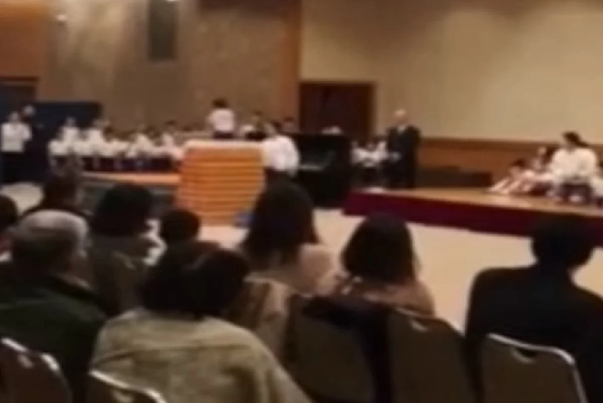 "กำลังใจจากเพื่อน" เมื่อเด็กชายกระโดดข้ามเบาะไม่ได้