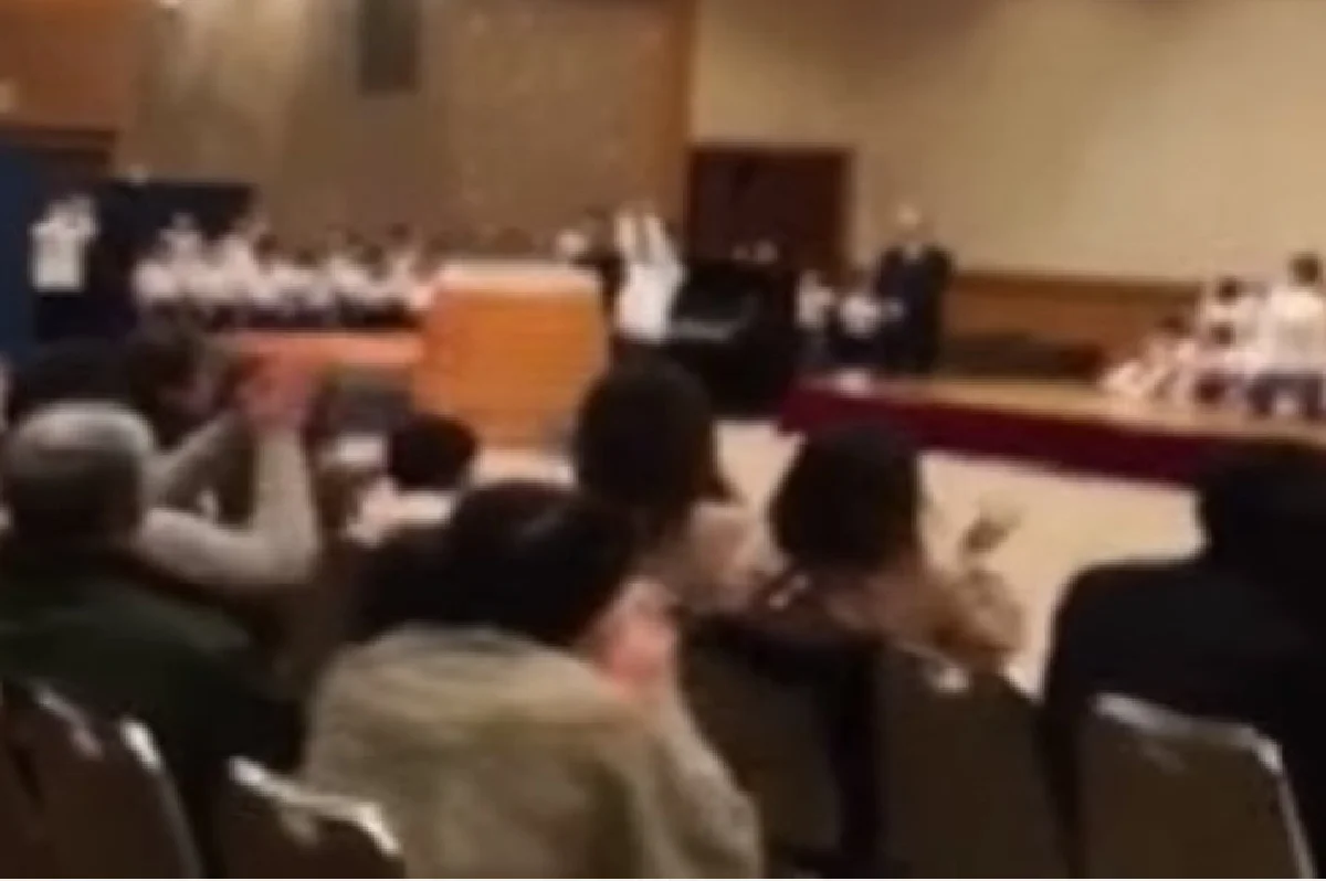 "กำลังใจจากเพื่อน" เมื่อเด็กชายกระโดดข้ามเบาะไม่ได้