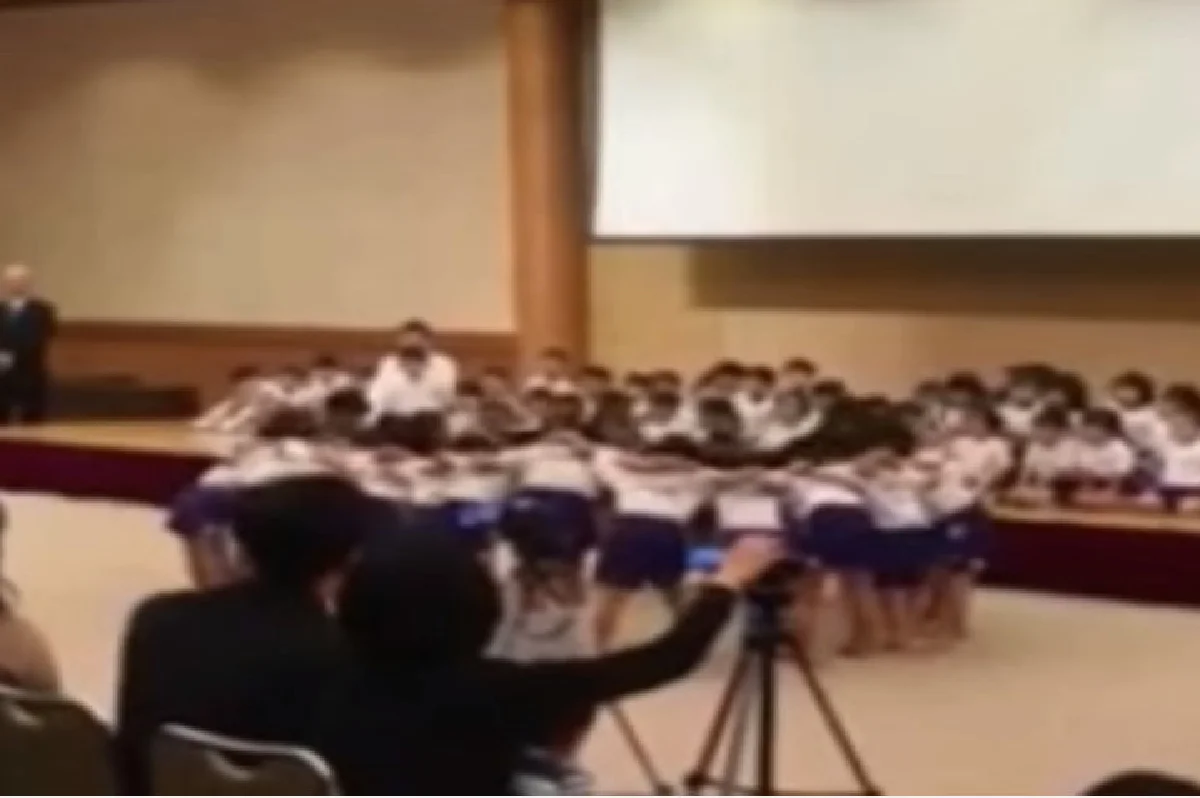 "กำลังใจจากเพื่อน" เมื่อเด็กชายกระโดดข้ามเบาะไม่ได้