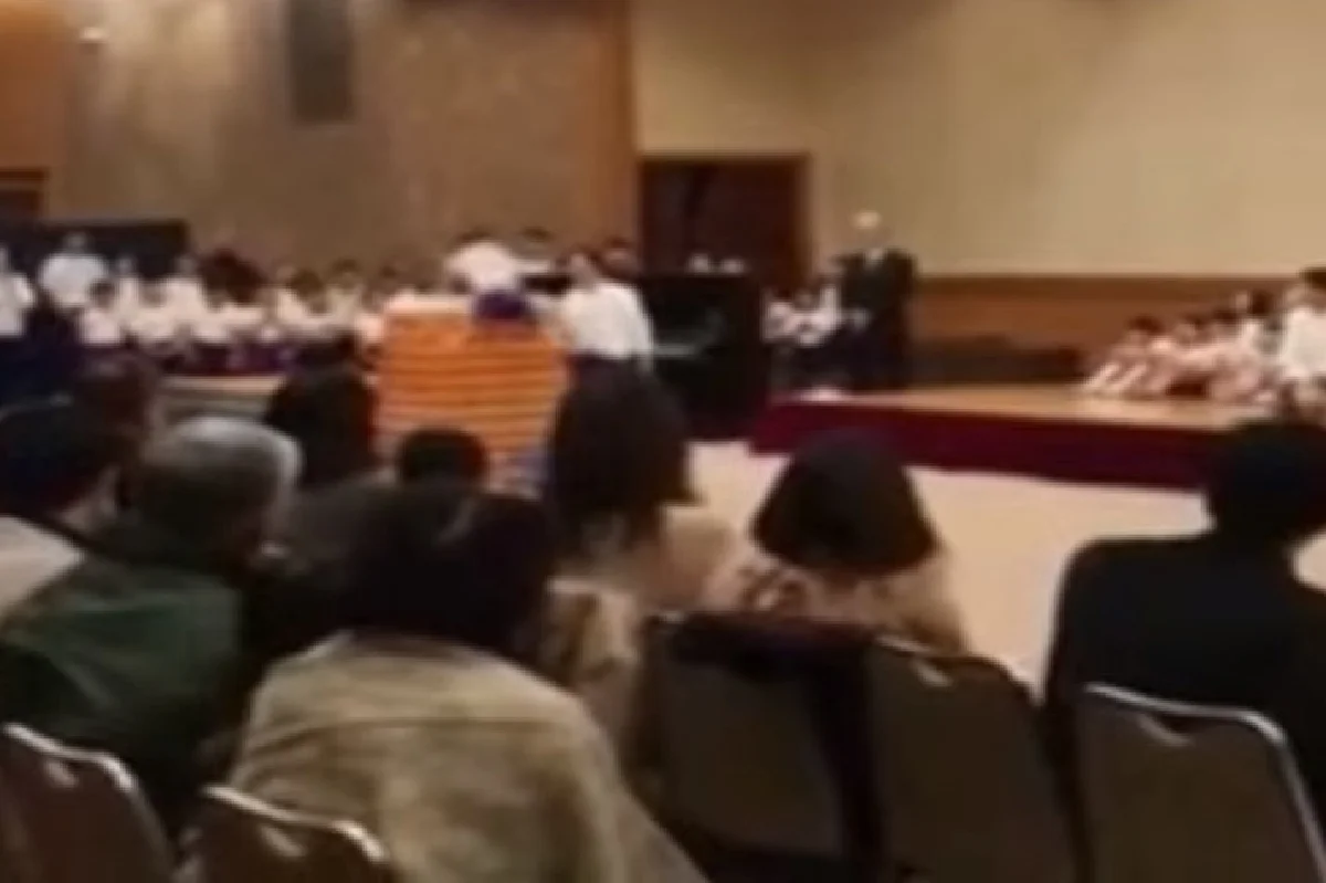 "กำลังใจจากเพื่อน" เมื่อเด็กชายกระโดดข้ามเบาะไม่ได้