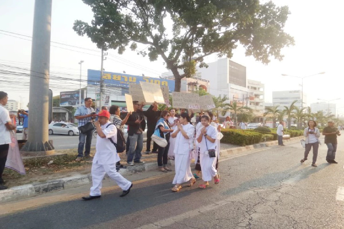 กลุ่มประชาชนชูป้ายต้านธรรมกายในพิธีตักบาตรพระ1,250รูปที่ระยอง