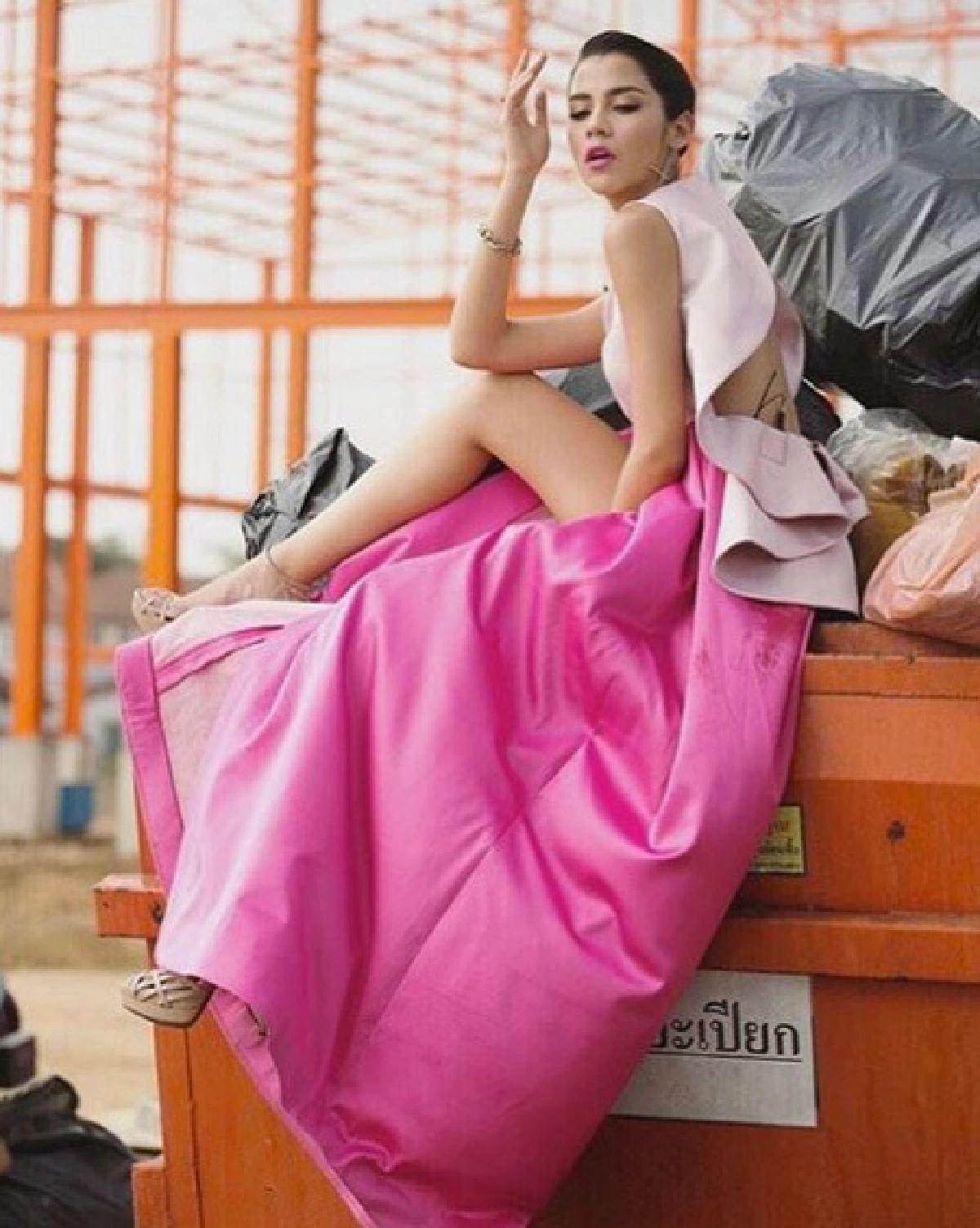 สตรองได้อีก! 4 สาวเดอะเฟซฯ ถ่ายแบบคอนเซ็ปต์ขยะเปียก