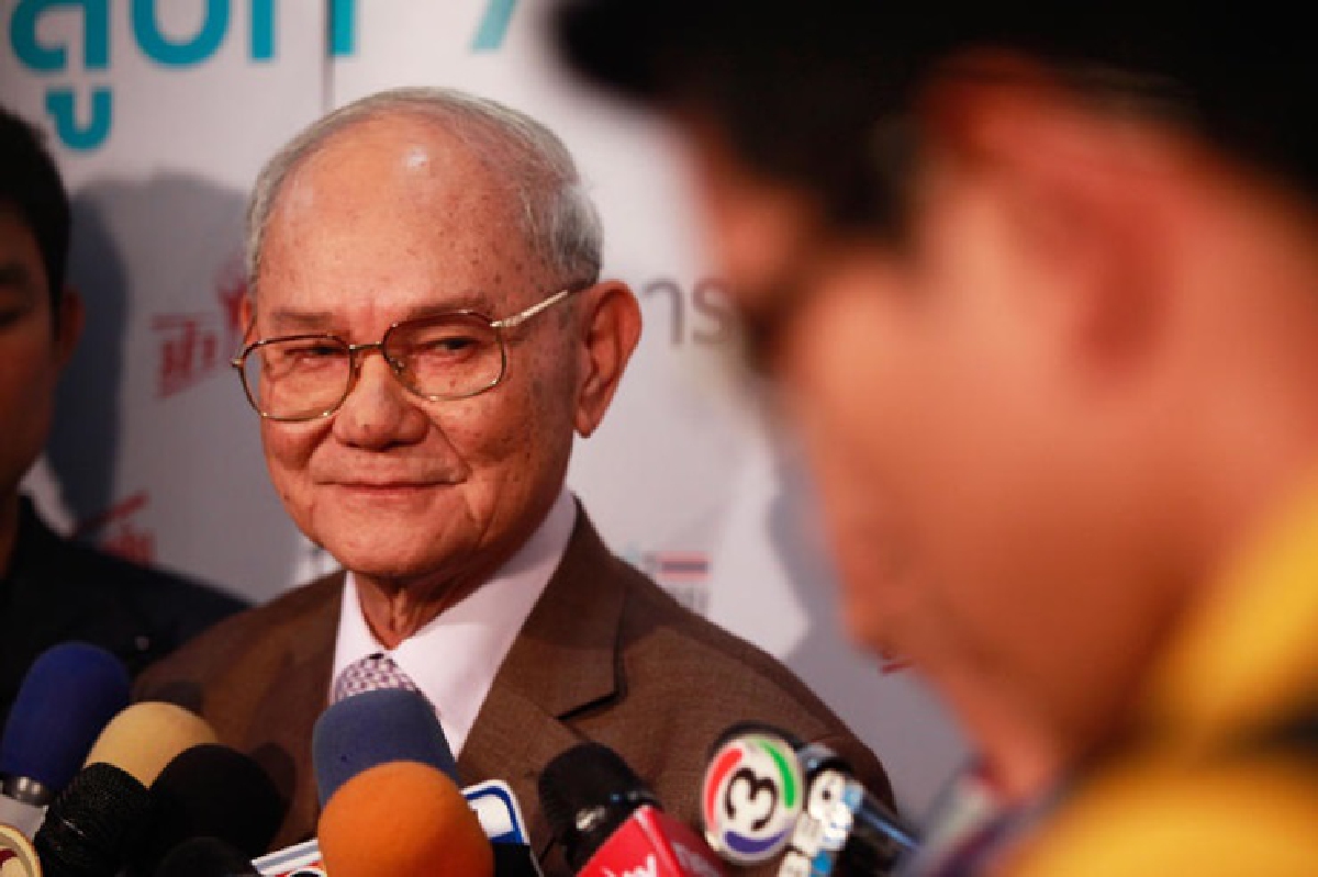 "มีชัย"ปัดตอบข้อเสนอปรับให้ส.ว.มาจากสรรหาทั้งหมด "มีชัย"ปัดตอบข้อเสนอปรับให้ส.ว.มาจากสรรหาทั้งหมด
