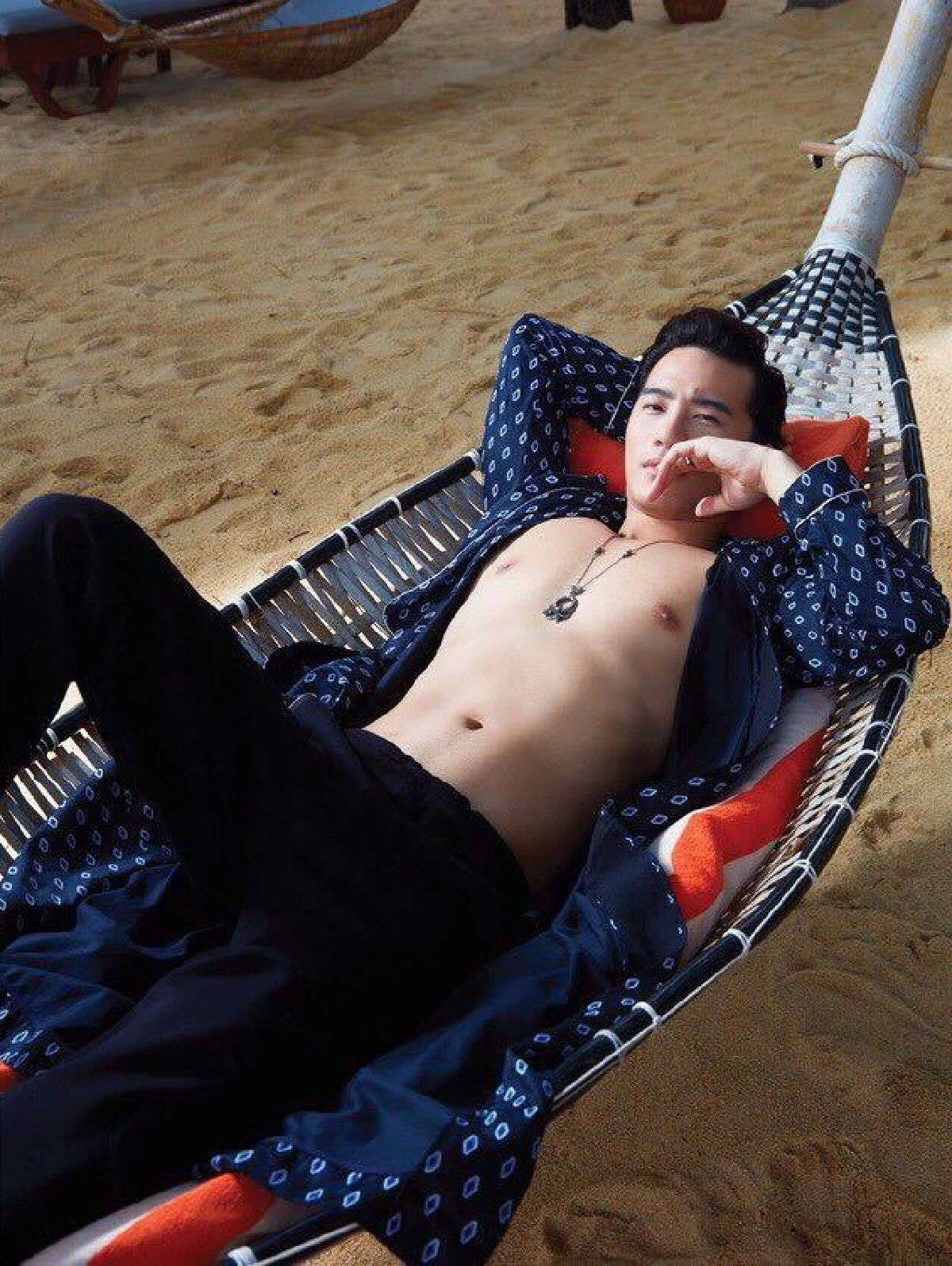 แซ่บพริกหมดสวน! กุ๊บกิ๊บ ควง บี้ เคพีเอ็น ถ่ายแบบขึ้นปก image