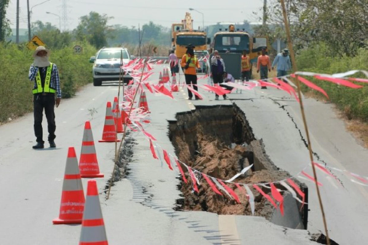 ถนนคลอง13ทรุดปิดเส้นทางห้ามรถสัญจร