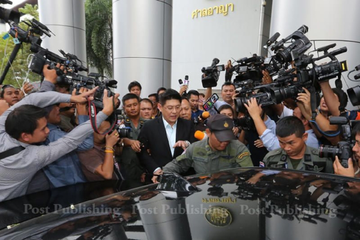 Pressure grows as defiant Sorayuth stays on air  (Updated)